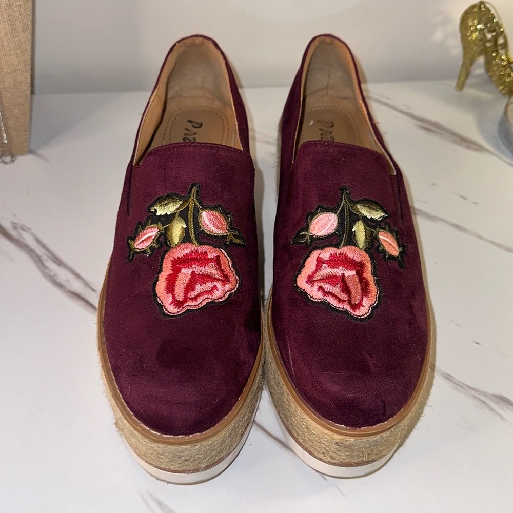 Cute burgundy and tan platform shoe with floral design s.10.